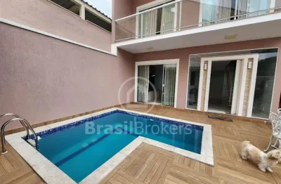 Excelente casa triplex à venda na freguesia localizado em jacarepaguá em condomínio fechado.