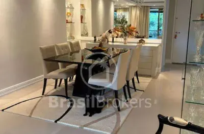 Excelente apartamento todo decorado com acabamento qualificado 04 quartos em condomínio fechado.