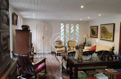 Casa duplex, frente de rua com 3 quartos e  varandas