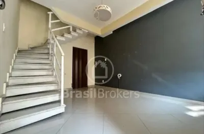 Descubra o seu novo lar nesta charmosa casa de vila na praça seca!