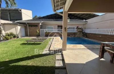 Excelente casa linear com altíssimo padrão de qualidade e beleza  dentro de condomínio fechado com lazer para toda família.