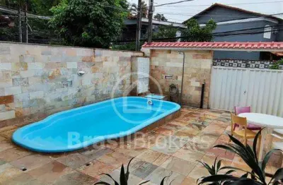 Casa de condomínio com 3 quartos, piscina, quintal, churrasqueira