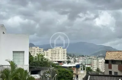 Casa duplex em condomínio fechada com 2 quartos sendo 1 suíte.