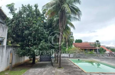 Casa em condomínio fechado com 4 quartos , sendo 3 suítes na freguesia.