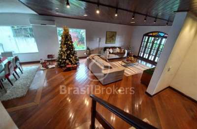 Casa em condomínio fechado com 4 quartos , sendo 3 suítes na freguesia.