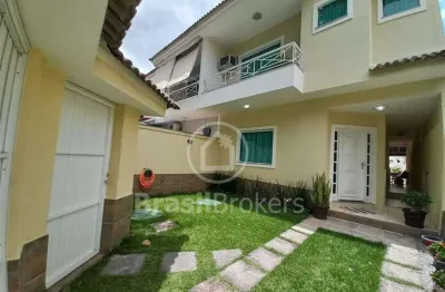 Casa em condomínio fechado com 3 quartos sendo 1 suíte próximo de shopping.