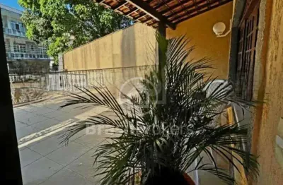 Linda casa duplex com 5 quartos em 384 m² de área construída, localizada no quebra coco!