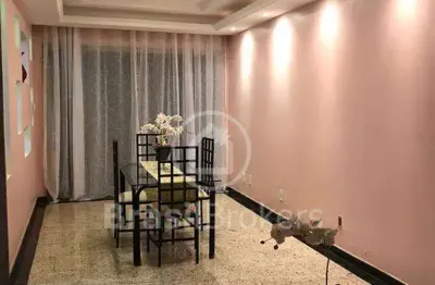 Excelente casa triplex com 386 m²; de área construída.em rua plana no jardim carioca próximo à estrada do galeão
