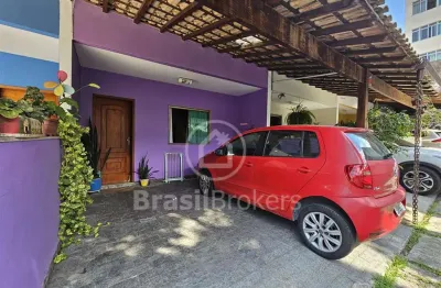 Moderna casa duplex com 2 quartos e 100m² em condomínio fechado