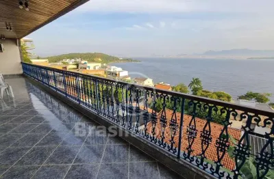 Casa estonteante com 4 suítes e um salão com vista cinematográfica