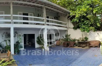 Casa de frente para a praia da bica com vista deslumbrante!