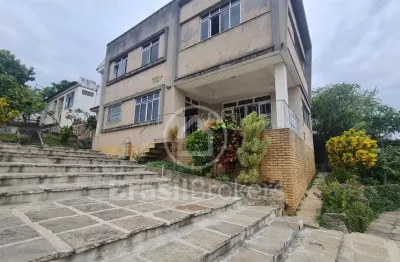 Casa bifamiliar com 314m² de área edificada e 524,40m² de área total