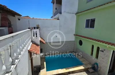 Casa à venda triplex 5 quartos com piscina, churrasqueira, salão de festas em rua fechada moneró
