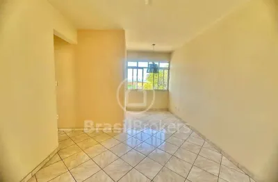 **apartamento claro e arejado com vista livre parcial para o mar**