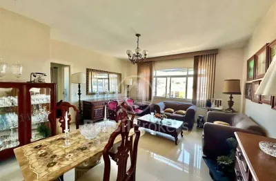 Apartamento modernizado, amplo, claro e arejado em prédio com elevador e portões automatizados