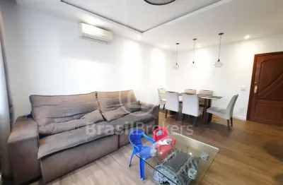 Excelente apartamento reformado de 2 quartos com 1 suíte no Moneró!