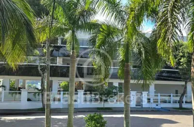 Apartamento quatro quartos, sendo uma suíte /área de lazer/ 4 vagas