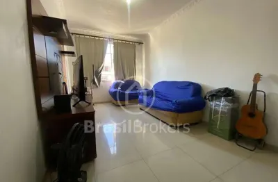 Apartamento claro e arejado 2 quartos com dependência