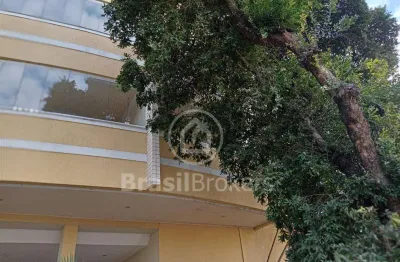 'localização privilegiada, próximo a escolas, mercados e shoppings.'