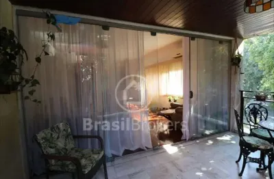 Apartamento com varanda gourmet e vista – próximo à praia da bica. 152 m² com suíte. 4 quartos com varanda.