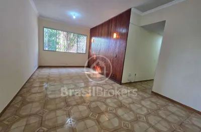 Oportunidade - Apartamento vazio, 3 quartos com suíte, elevador e área de lazer na Ribeira