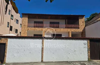 Maravilhosa casa duplex com área gourmet, churrasqueira e edícula
