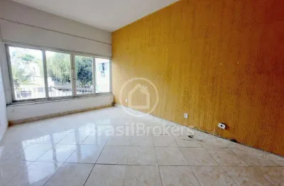 Apartamento de 2 quartos,dependência completa na Praia da Bandeira!