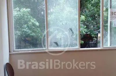 Apartamento sala quarto com dependências copacabana posto 6 á um passo da praia
