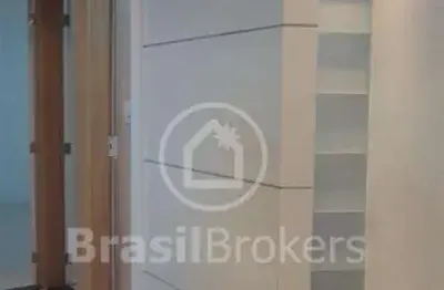 Apartamento reformado em prédio charmoso no flamengo