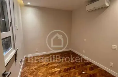Apartamento primeira quadra da praia reformado por arquiteta.