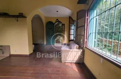 Casa charmosa e aconchegante, em rua nobre, no centro de petrópolis !