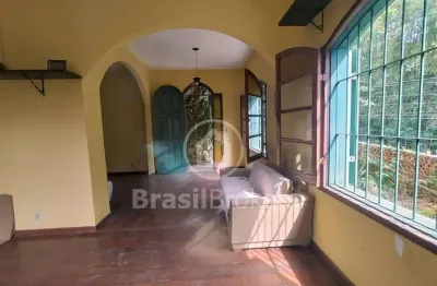 Casa charmosa e aconchegante, em rua nobre, no centro de petrópolis !