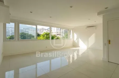 Quadra da praia do leblon, reformado, excelente planta, salão, lavabo, 3 quartos, 2 vagas !