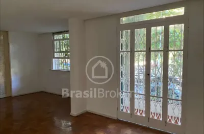 Apartamento de 4 quartos, no bairro peixoto, em frente à praça.
