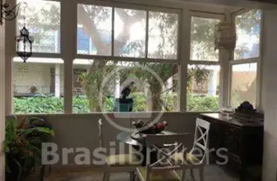 Apartamento na sambaiba, em local bucólico no leblon