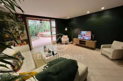 Apartamento garden com pátio externo privativo, piscina, deck, jardim e churrasqueira.
