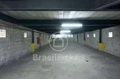Prédio e terreno na rua das laranjeiras com 1.644 m2 de área total.