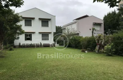 Casa a venda no silencio de petrópolis, em pequeno condomínio familiar