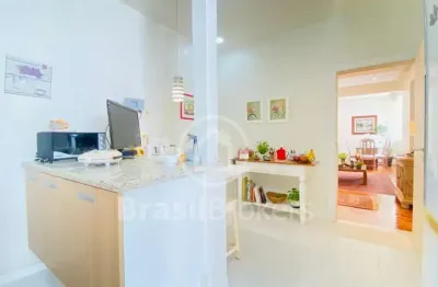 Ipanema é um dos bairros mais exclusivos da cidade. apartamento original três transformado para 2 quartos. (fácil reverter))