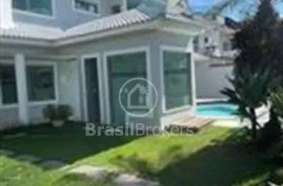 Mansão com 600m2 área construída, 6 quartos sendo 4 suites , hidromassagem , em recreio dos bandeirantes.