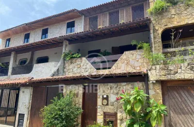 Casa triplex 200 m², em condomínio fechado, na barra
