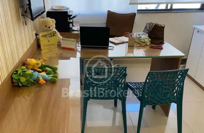 Barra da tijuca - excelente sala comercial de 30m2 divididos entre recepção, sala (2 ambientes separados) e banheiro. reformado.
