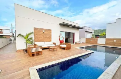 Casa de 285 m2 de 3 dorm. c/ piscina aquecida no caledônia