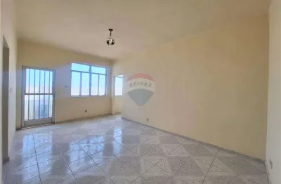 Sobrado com 2 quartos, quintal amplo e vaga de garagem na penha circular