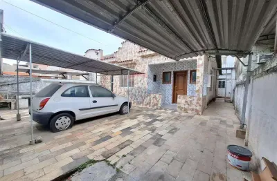 Terreno com duas casas independentes, 5 quartos, terraço e 2 vagas na penha!