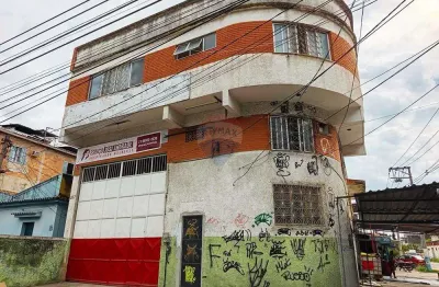 Galpão de 310m² com salas e banheiros à venda em bonsucesso!