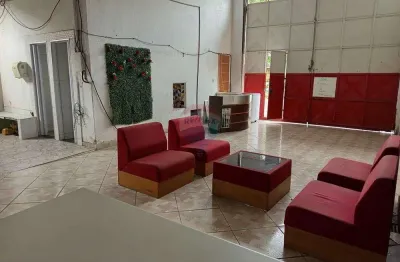 Galpão de 310m² com salas e banheiros à venda em bonsucesso!