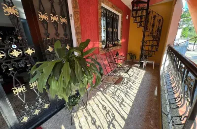Casa triplex de 648m², 5 quartos, suíte e mega estacionamento na taquara!