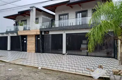 Excelente casa de condomínio sobreposta baixa com quintal reservado, piscina e churrasqueira no balneário maracanã.