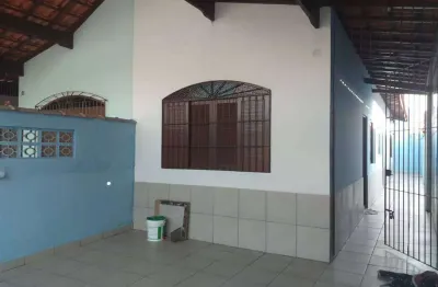 Excelente casa de 02 dormitórios, sendo 01 suíte, 02 vagas de garagem. o imóvel está localizado no balneário maracanã, localização que recebeu diversos investimentos, proporcionando mais comodidade e 